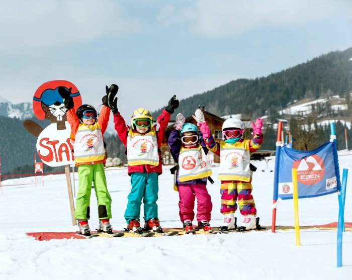 Kinder auf dem Zauberteppich im Kinderland der Skischule Eben