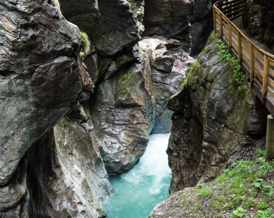 Über Stege und Brücken wandern Sie entlang der Liechtensteinklamm in St. Johann/Pongau