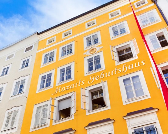 Mozarts Geburtshaus in der Getreidegasse der Altstadt Salzburg