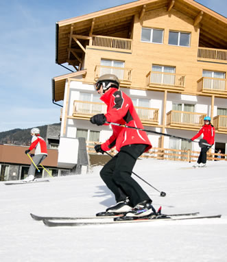 Skifahrer auf frisch präparierter Piste